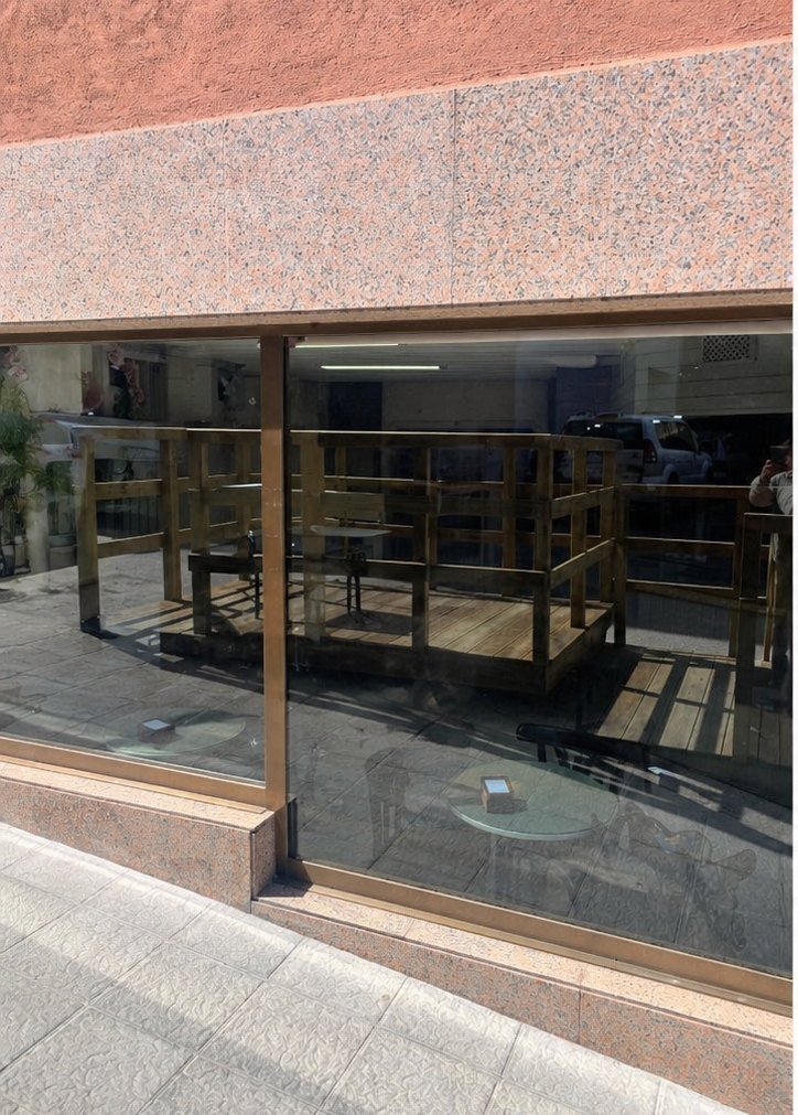 Escaparate de Luna Coffee Bar antes de la intervención