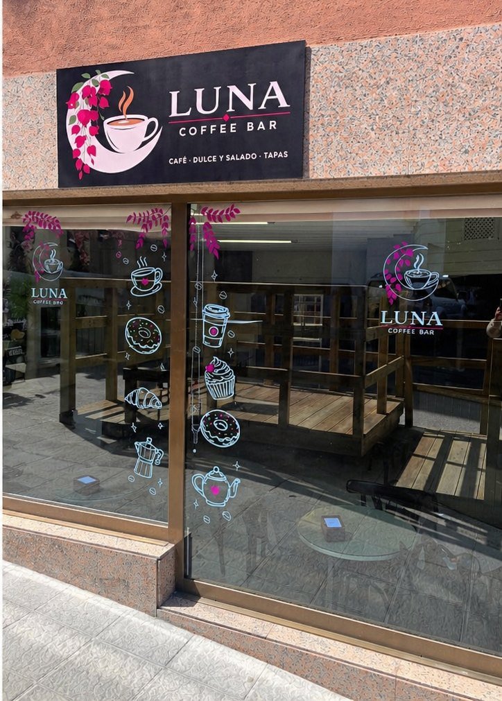 Escaparate de Luna Coffee Bar después: rótulo y arte en cristal pintado a mano